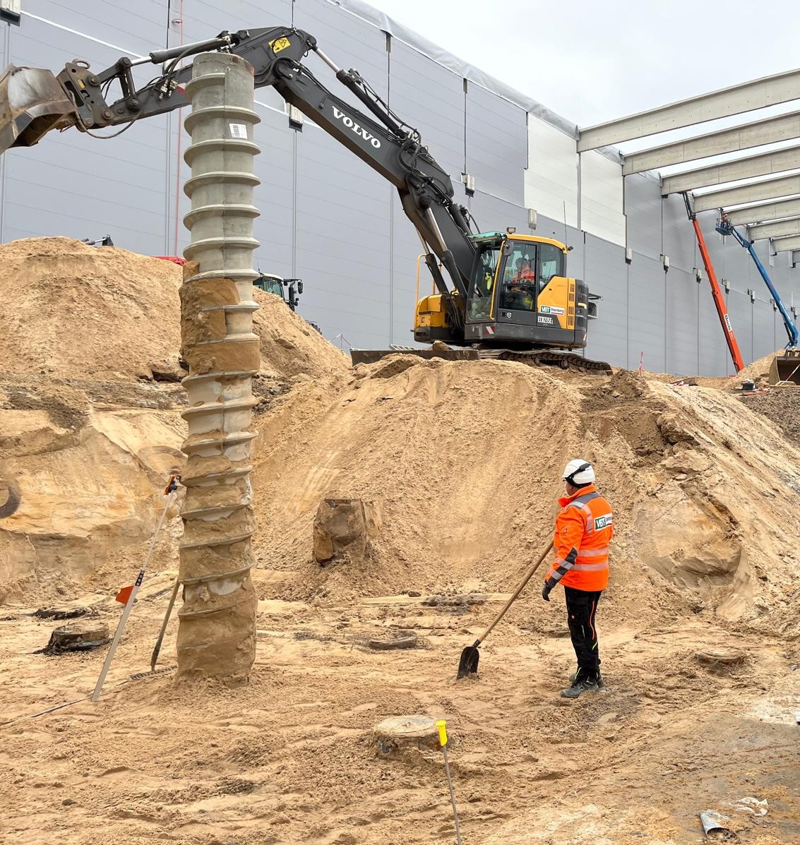 Bagger auf Großbaustelle